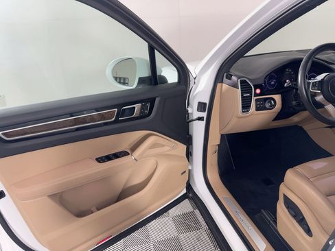 Used 2023 Porsche Cayenne image 5