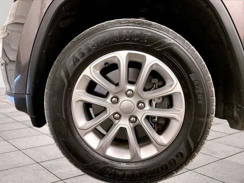 Used 2021 Jeep Grand Cherokee Laredo AWD/4WD image 9