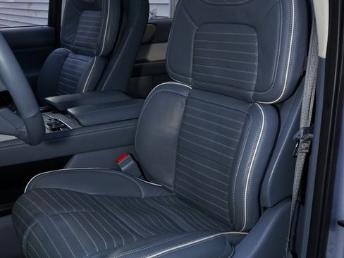 Used 2024 Lincoln Navigator Black Label image 9