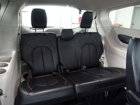 Used 2024 Chrysler Pacifica Touring-L FWD image 24