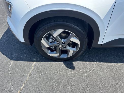 Used 2025 Hyundai Venue SEL FWD image 12