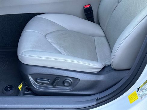 Used 2022 Toyota Camry XLE FWD image 19