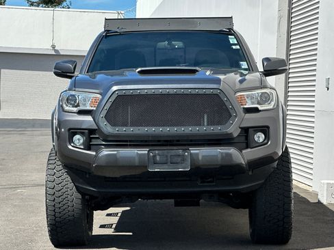 Used 2017 Toyota Tacoma TRD Sport w/ Premium & Technology Package AWD/4WD image 9
