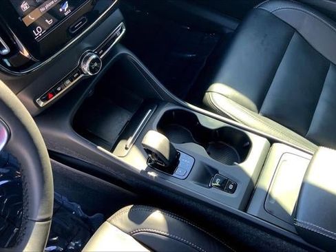 Used 2022 Volvo XC40 T5 Momentum image 17