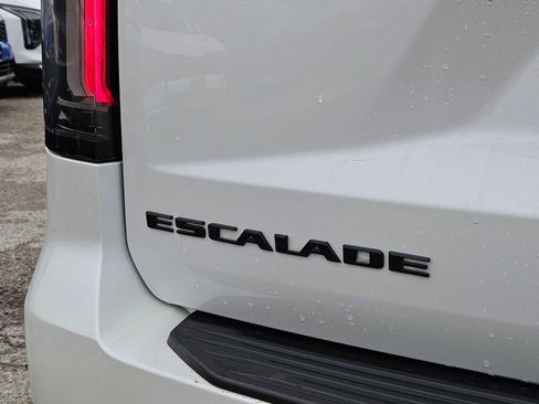 Used 2021 Cadillac Escalade ESV Premium Luxury w/ LPO, Illumination Package RWD image 11