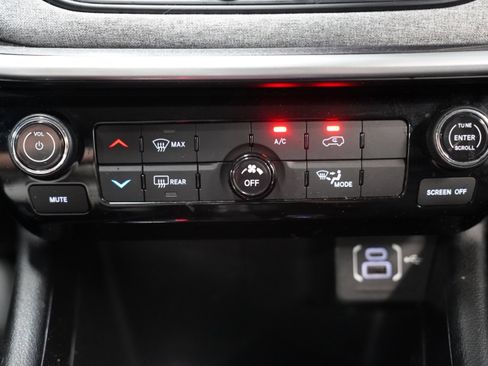 Used 2022 Jeep Compass Latitude w/ Sun and Sound Group AWD/4WD image 28