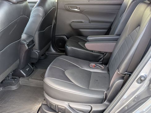 Used 2022 Toyota Highlander XLE image 35