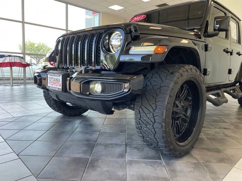 Used 2023 Jeep Gladiator Overland AWD/4WD image 18