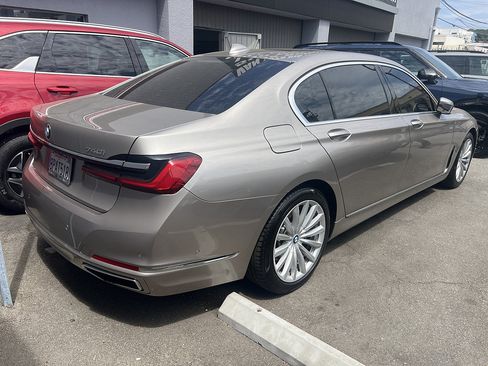 Used 2020 BMW 740i w/ Premium Package RWD image 3