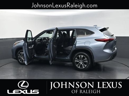 Used 2021 Toyota Highlander XLE AWD/4WD image 38