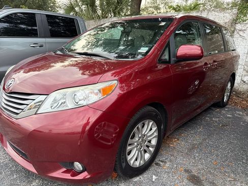 Used 2016 Toyota Sienna XLE Premium FWD image 3