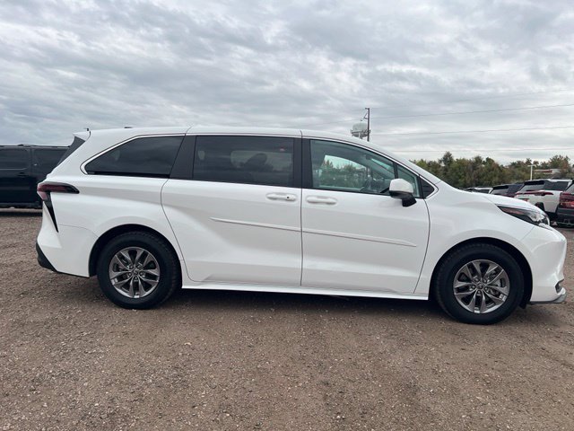 Used 2024 Toyota Sienna LE AWD/4WD image 5