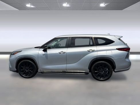 Used 2023 Toyota Highlander XLE FWD image 2