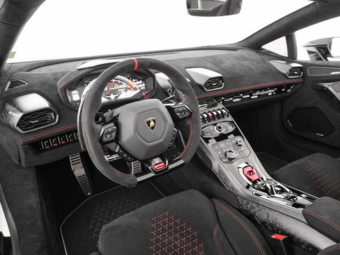 Used 2018 Lamborghini Huracan Performante AWD/4WD image 17
