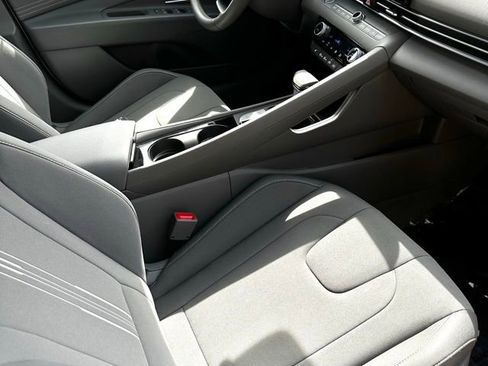 Certified 2025 Hyundai Elantra SEL FWD image 19
