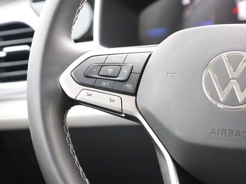Used 2025 Volkswagen Taos SE w/ Black Wheel Package FWD image 18