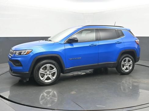 Used 2024 Jeep Compass Latitude AWD/4WD image 2