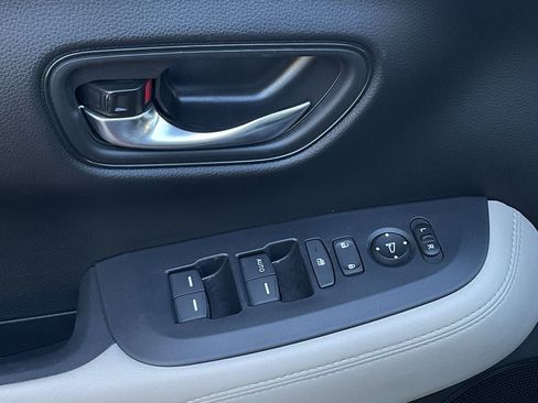 Used 2025 Honda HR-V LX image 12