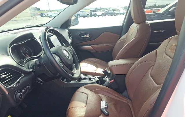 Used 2019 Jeep Cherokee Overland w/ Technology Group AWD/4WD image 11