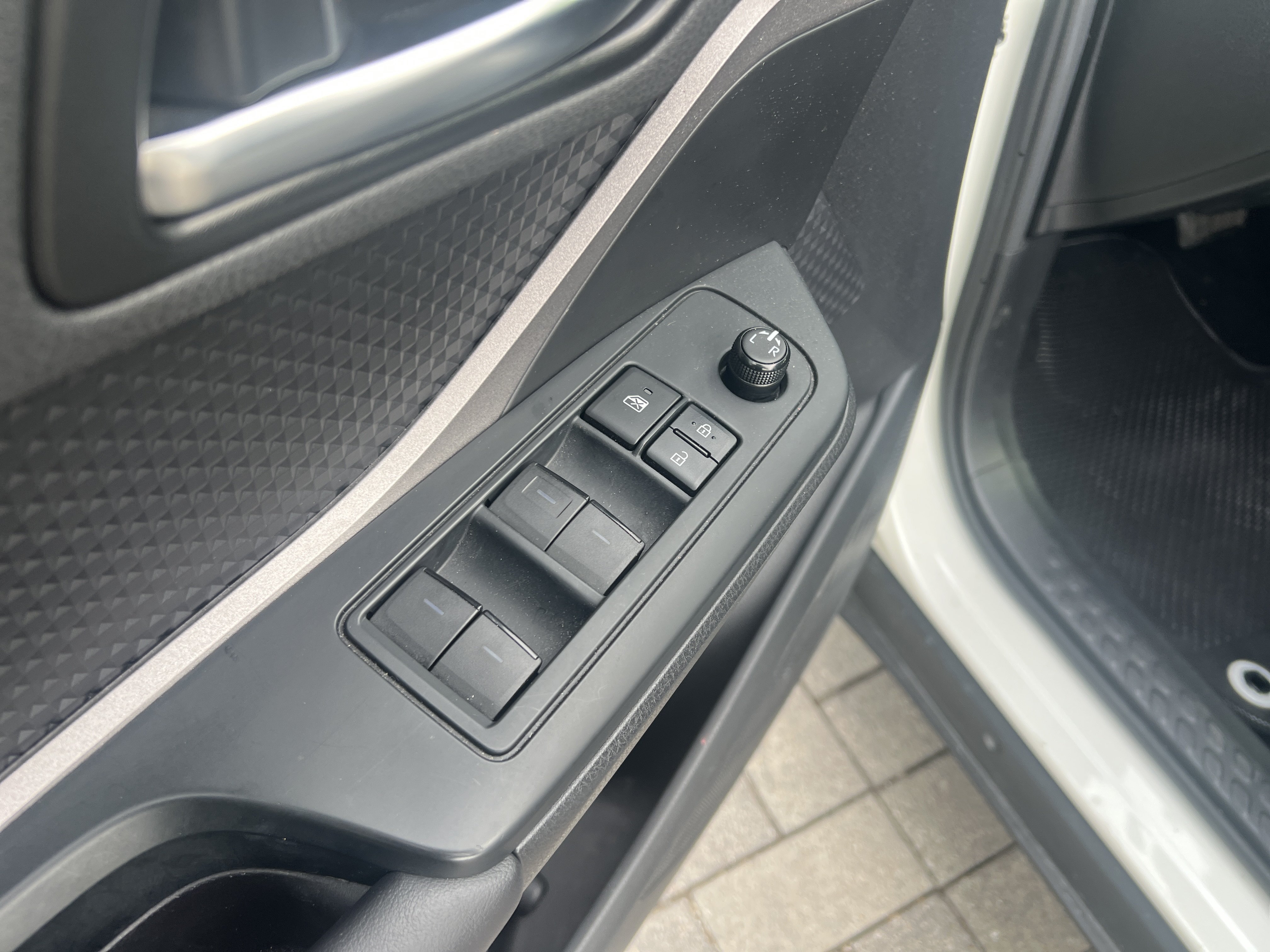 Used 2020 Toyota C-HR LE FWD image 12