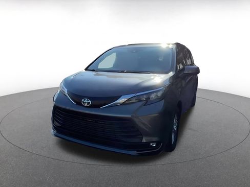 Used 2025 Toyota Sienna XLE FWD image 7