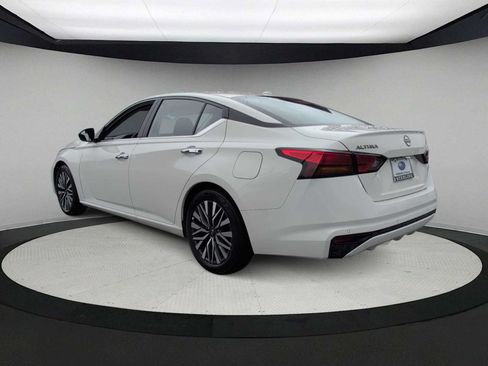 Used 2025 Nissan Altima 2.5 SV FWD image 6