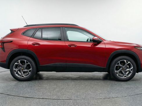 Used 2025 Chevrolet Trax LT FWD image 11