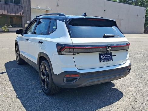 Certified 2025 Volkswagen Taos SE image 8