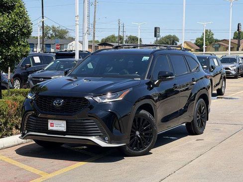 Certified 2024 Toyota Highlander XSE FWD image 2