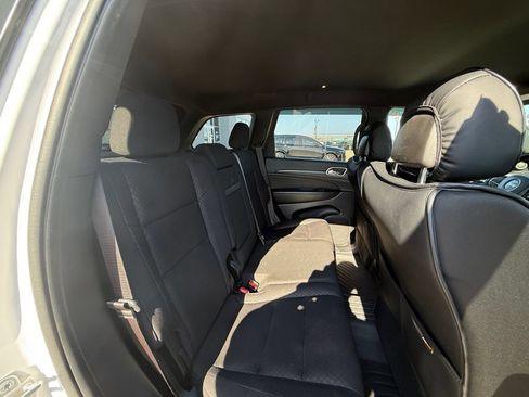 Used 2021 Jeep Grand Cherokee Laredo AWD/4WD image 38