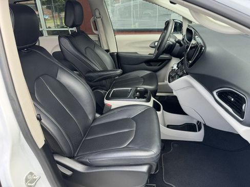 Used 2024 Chrysler Pacifica Touring-L FWD image 13