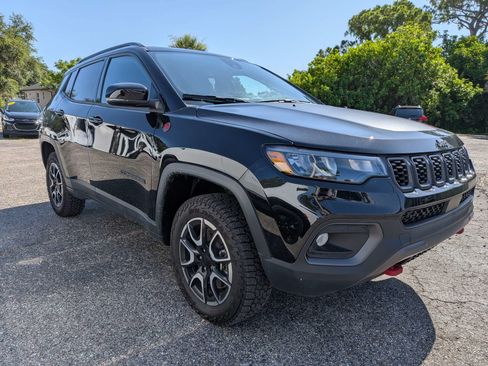 Used 2024 Jeep Compass Trailhawk AWD/4WD image 2