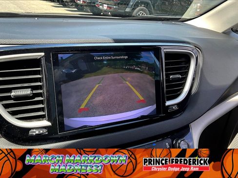 Used 2022 Chrysler Pacifica Touring-L image 18