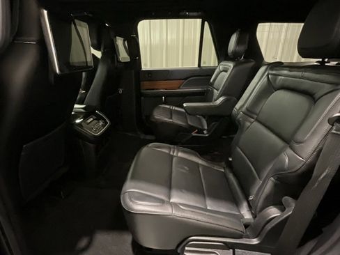 Used 2018 Lincoln Navigator Select image 12