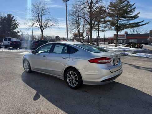 Used 2017 Ford Fusion SE w/ Fusion SE Technology Package image 5