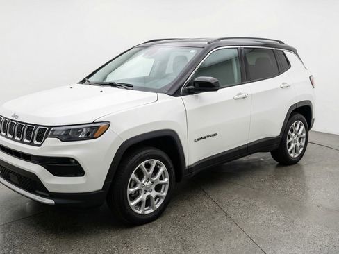 Used 2025 Jeep Compass Limited image 3