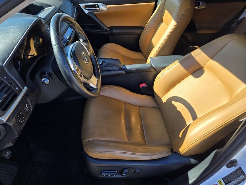 Used 2013 Lexus CT 200h w/ Premium Pkg w/Navigation FWD image 11