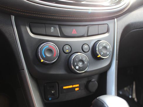 Used 2018 Chevrolet Trax LT w/ Sun & Sound Package AWD/4WD image 28