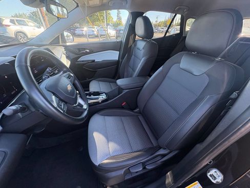 Used 2025 Chevrolet Trax LT w/ LT Convenience Package FWD image 35