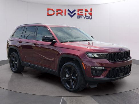 Used 2025 Jeep Grand Cherokee Limited w/ Luxury Tech Group II RWD image 7