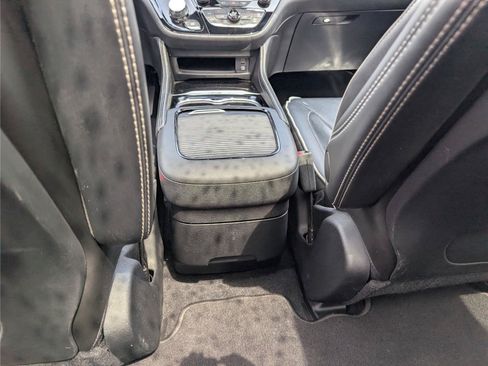 Used 2023 Chrysler Pacifica Limited w/ Uconnect Theater Family Group FWD image 24