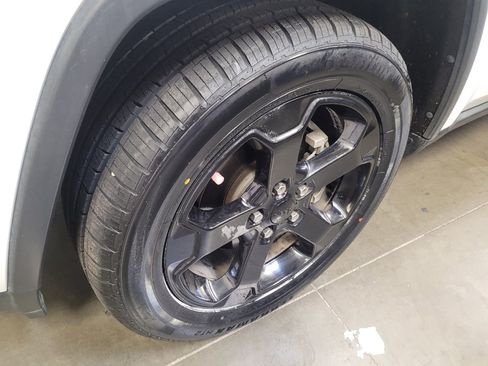 Used 2019 Jeep Grand Cherokee Laredo AWD/4WD image 31