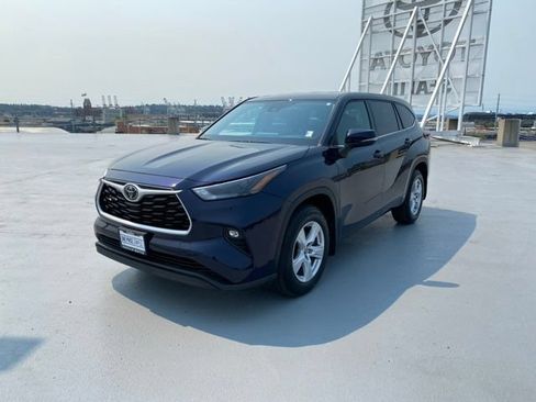 Used 2022 Toyota Highlander LE AWD/4WD image 4
