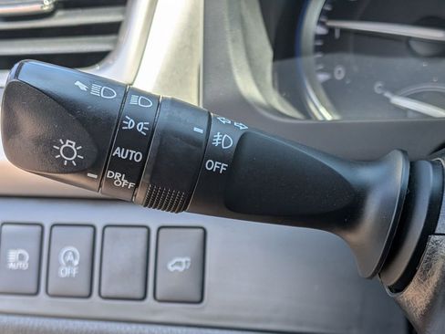 Used 2019 Toyota Highlander XLE AWD/4WD image 19