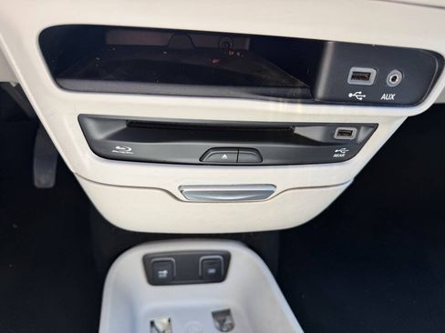 Used 2018 Chrysler Pacifica Limited FWD image 19
