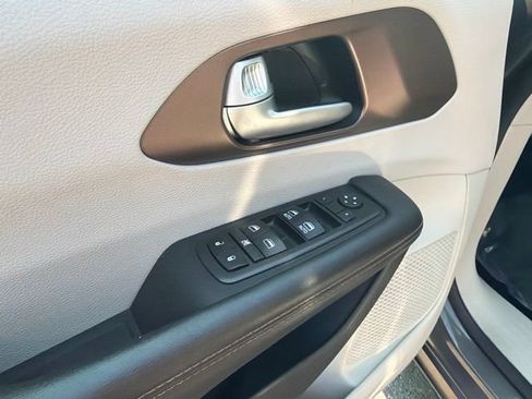 Used 2018 Chrysler Pacifica Touring Plus w/ Tire & Wheel Group FWD image 17