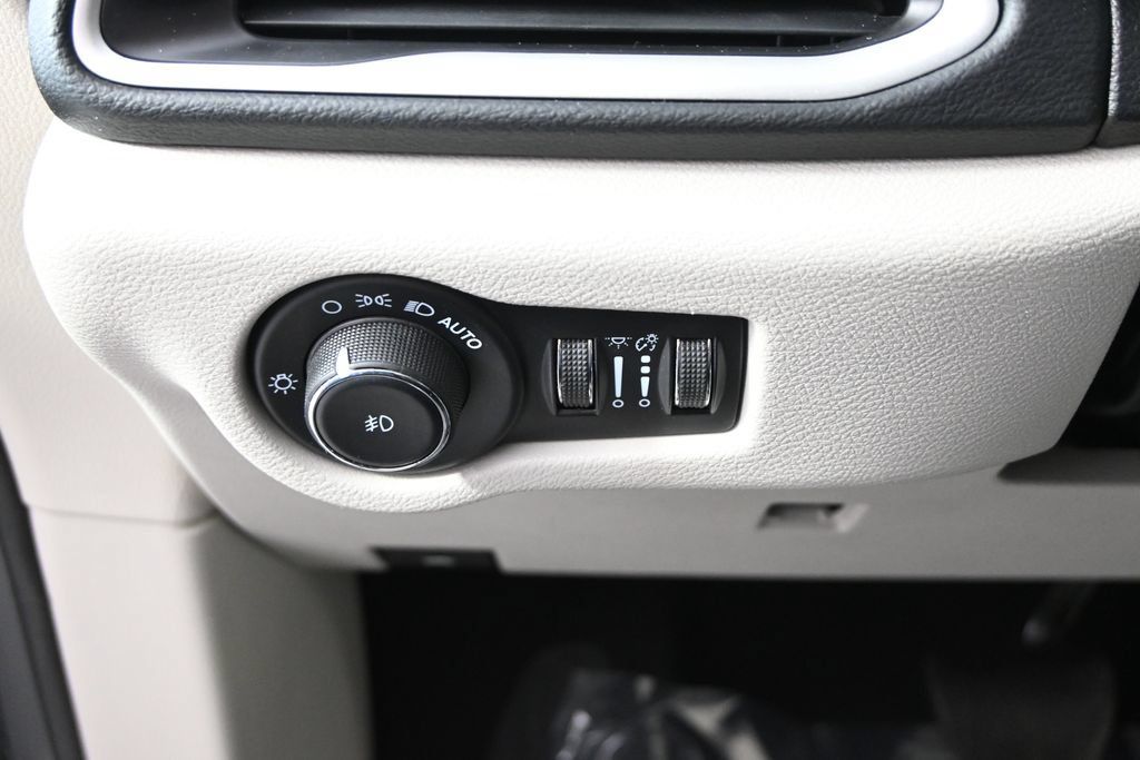 Used 2023 Chrysler Pacifica Touring-L FWD image 20