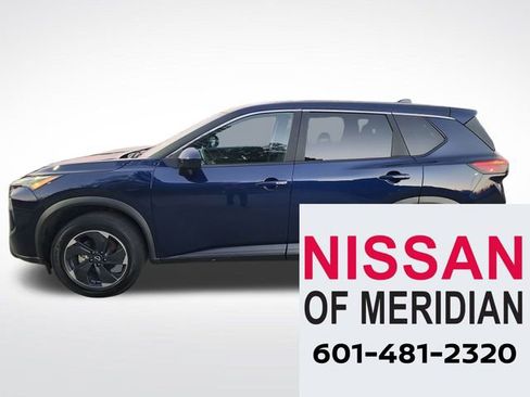 Used 2024 Nissan Rogue SV image 2