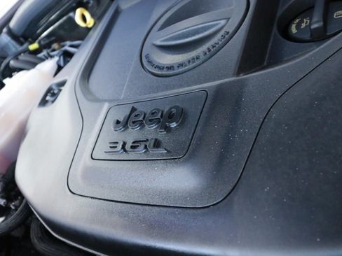 Used 2023 Jeep Grand Cherokee Overland w/ Luxury Tech Group IV AWD/4WD image 9