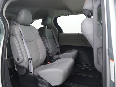 Used 2022 Toyota Sienna XLE image 13